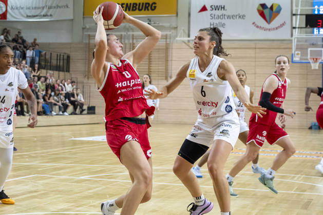 Toyota DBBL 2026–2027 HalFit Lions vs. TK Hannover Halle Saale, Germany, October 4, 2026. Pictured from left: Alexia Allesch (Halle) and Theresa Simon (Hannover Halle Saale) at the swh Arena in Saxony-Anhalt, Germany