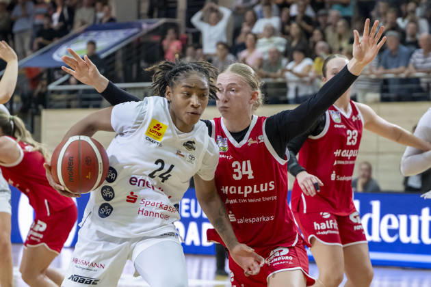 Toyota DBBL 2026–2027: HalFit Lions vs. TK Hannover, Halle-Saale, Germany, October 4, 2026. Pictured, from left, in a one-on-one matchup: Prencis Harden (Hannover) and Lilly Kueppers (Halle-Saale), swh Arena, Saxony-Anhalt, Germany