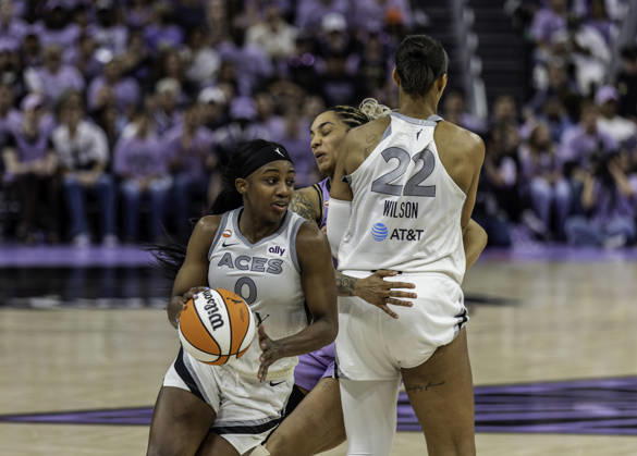 WNBA, Basketball Damen, USA Semi Finals Game 1 2026: Las Vegas Vs Golden State OCT 4 OCT 04 2026 San Francisco, CA U.S.A. Las Vegas Aces guard Jackie Young (0)goes to the basket while Aces center A ja Wilson (22)screen out Golden State Valkyries forward Gabby Williams (1) during the WNBA semifinals playoff game 1 western conference between the Las Vegas Aces and the Golden State Valkyries at the Chase Centers. Thurman James CSM (Credit Image: Â Thurman James Cal Media) San Francisco Ca USA EDITORIAL USE ONLY Copyright: xx ZUMA-20261004_zma_c04_355.jpg ThurmanxJamesx csmphotothree531716