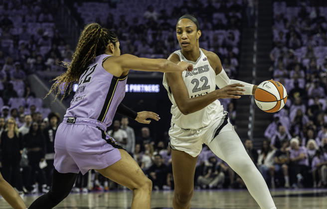 OCT 04 2026 San Francisco, CA U.S.A. Las Vegas Aces center A ja Wilson (22)goes to the basket against Golden State Valkyries guard Veronica Burton (22) during the WNBA, Basketball Damen, USA semifinals playoff game 1 western conference between the Las Vegas Aces and the Golden State Valkyries at the Chase Centers. CSM San Francisco USA - ZUMAc04_ 20261004_zma_c04_357 Copyright: xThurmanxJamesx