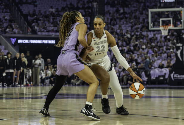 OCT 04 2026 San Francisco, CA U.S.A. Las Vegas Aces center A ja Wilson (22)drives to the basket against Golden State Valkyries guard Veronica Burton (22) during the WNBA, Basketball Damen, USA semifinals playoff game 1 western conference between the Las Vegas Aces and the Golden State Valkyries at the Chase Centers. CSM San Francisco USA - ZUMAc04_ 20261004_zma_c04_360 Copyright: xThurmanxJamesx