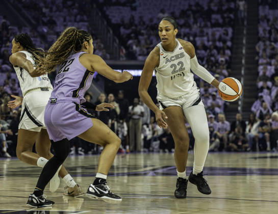 OCT 04 2026 San Francisco, CA U.S.A. Las Vegas Aces center A ja Wilson (22)goes to the basket against Golden State Valkyries guard Veronica Burton (22) during the WNBA, Basketball Damen, USA semifinals playoff game 1 western conference between the Las Vegas Aces and the Golden State Valkyries at the Chase Centers. CSM WNBA Semi Finals Game 1 2026: Las Vegas Vs Golden State OCT 4 - ZUMAc04_ 20261004_zma_c04_359 Copyright: xThurmanxJamesx