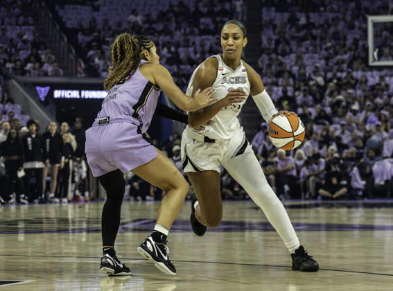 WNBA, Basketball Damen, USA Semi Finals Game 1 2026: Las Vegas Vs Golden State OCT 4 OCT 04 2026 San Francisco, CA U.S.A. Las Vegas Aces center A ja Wilson (22)goes to the basket against Golden State Valkyries guard Veronica Burton (22) during the WNBA semifinals playoff game 1 western conference between the Las Vegas Aces and the Golden State Valkyries at the Chase Centers. Thurman James CSM (Credit Image: Â Thurman James Cal Media) San Francisco Ca USA EDITORIAL USE ONLY Copyright: xx ZUMA-20261004_zma_c04_358.jpg ThurmanxJamesx csmphotothree531718
