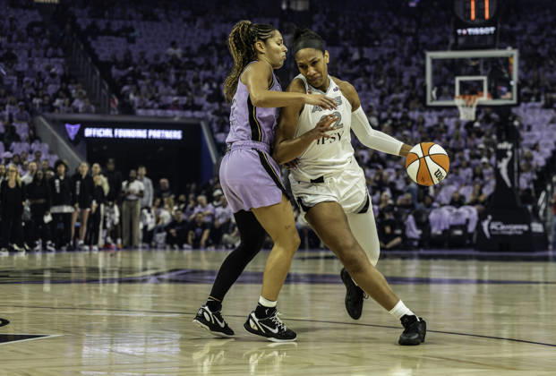 OCT 04 2026 San Francisco, CA U.S.A. Las Vegas Aces center A ja Wilson (22)drives to the basket against Golden State Valkyries guard Veronica Burton (22) during the WNBA, Basketball Damen, USA semifinals playoff game 1 western conference between the Las Vegas Aces and the Golden State Valkyries at the Chase Centers. CSM WNBA Semi Finals Game 1 2026: Las Vegas Vs Golden State OCT 4 - ZUMAc04_ 20261004_zma_c04_361 Copyright: xThurmanxJamesx