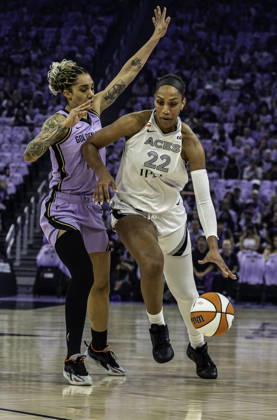 OCT 04 2026 San Francisco, CA U.S.A. Las Vegas Aces center A ja Wilson (22)drives to the basket against Golden State Valkyries forward Gabby Williams (1) during the WNBA, Basketball Damen, USA semifinals playoff game 1 western conference between the Las Vegas Aces and the Golden State Valkyries at the Chase Centers. CSM San Francisco USA - ZUMAc04_ 20261004_zma_c04_364 Copyright: xThurmanxJamesx