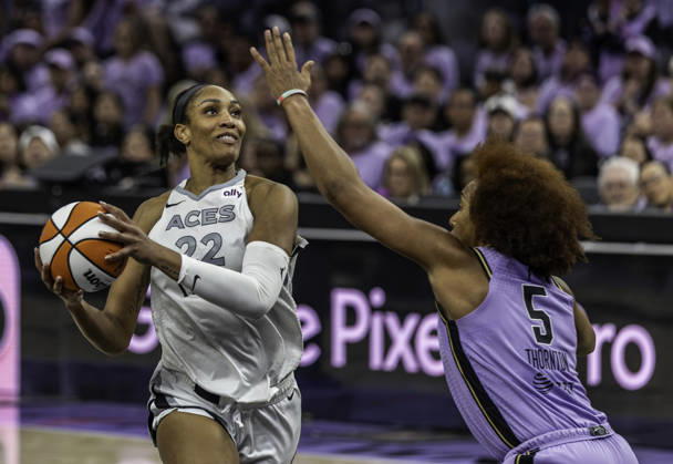 OCT 04 2026 San Francisco, CA U.S.A. Las Vegas Aces center A ja Wilson (22)goes to the basket against Golden State Valkyries forward Kayla Thornton (5) during the WNBA, Basketball Damen, USA semifinals playoff game 1 western conference between the Las Vegas Aces and the Golden State Valkyries at the Chase Centers. CSM San Francisco USA - ZUMAc04_ 20261004_zma_c04_367 Copyright: xThurmanxJamesx
