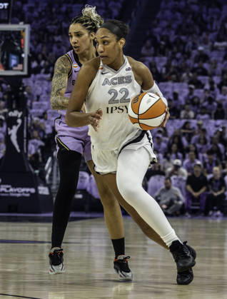WNBA, Basketball Damen, USA Semi Finals Game 1 2026: Las Vegas Vs Golden State OCT 4 OCT 04 2026 San Francisco, CA U.S.A. Las Vegas Aces center A ja Wilson (22)drives to the basket against Golden State Valkyries forward Gabby Williams (1) during the WNBA semifinals playoff game 1 western conference between the Las Vegas Aces and the Golden State Valkyries at the Chase Centers. Thurman James CSM (Credit Image: Â Thurman James Cal Media) San Francisco Ca USA EDITORIAL USE ONLY Copyright: xx ZUMA-20261004_zma_c04_363.jpg ThurmanxJamesx csmphotothree531725