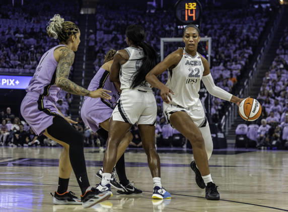 WNBA, Basketball Damen, USA Semi Finals Game 1 2026: Las Vegas Vs Golden State OCT 4 OCT 04 2026 San Francisco, CA U.S.A. Las Vegas Aces center A ja Wilson (22)goes to the basket during the WNBA semifinals playoff game 1 western conference between the Las Vegas Aces and the Golden State Valkyries at the Chase Centers. Thurman James CSM (Credit Image: Â Thurman James Cal Media) San Francisco Ca USA EDITORIAL USE ONLY Copyright: xx ZUMA-20261004_zma_c04_365.jpg ThurmanxJamesx csmphotothree531728