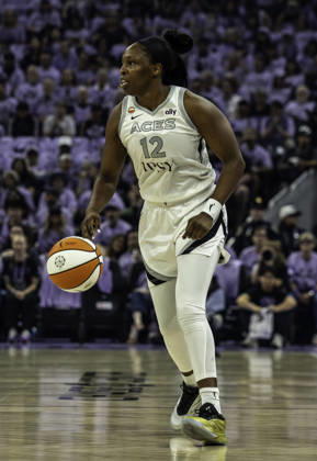 OCT 04 2026 San Francisco, CA U.S.A. Las Vegas Aces guard Chelsea Gray (12)brings the ball up court during the WNBA, Basketball Damen, USA semifinals playoff game 1 western conference between the Las Vegas Aces and the Golden State Valkyries at the Chase Centers. CSM San Francisco USA - ZUMAc04_ 20261004_zma_c04_374 Copyright: xThurmanxJamesx