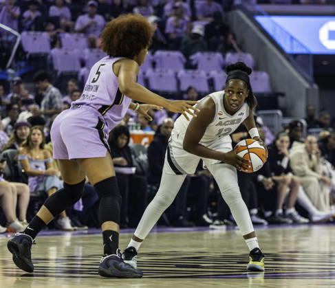 WNBA, Basketball Damen, USA Semi Finals Game 1 2026: Las Vegas Vs Golden State OCT 4 OCT 04 2026 San Francisco, CA U.S.A. Las Vegas Aces guard Chelsea Gray (12)looks to pass the ball during the WNBA semifinals playoff game 1 western conference between the Las Vegas Aces and the Golden State Valkyries at the Chase Centers. Thurman James CSM (Credit Image: Â Thurman James Cal Media) San Francisco Ca USA EDITORIAL USE ONLY Copyright: xx ZUMA-20261004_zma_c04_370.jpg ThurmanxJamesx csmphotothree531733
