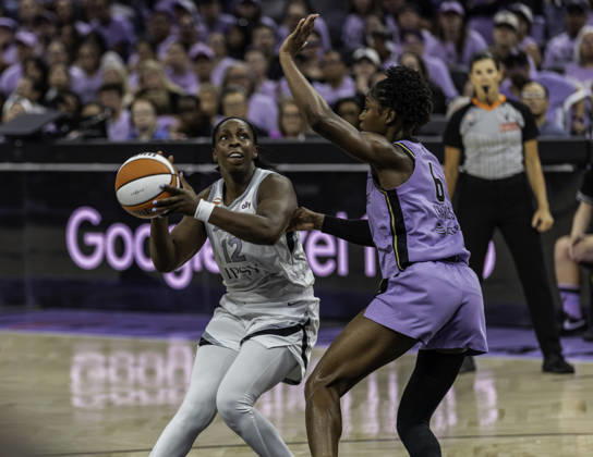 OCT 04 2026 San Francisco, CA U.S.A. Las Vegas Aces guard Chelsea Gray (12)goes to the basket against Golden State Valkyries guard Kaila Charles (6)during the WNBA, Basketball Damen, USA semifinals playoff game 1 western conference between the Las Vegas Aces and the Golden State Valkyries at the Chase Centers. CSM San Francisco USA - ZUMAc04_ 20261004_zma_c04_379 Copyright: xThurmanxJamesx