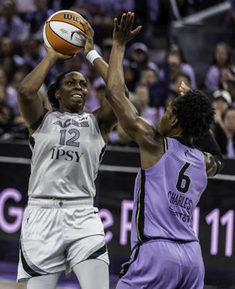 OCT 04 2026 San Francisco, CA U.S.A. Las Vegas Aces guard Chelsea Gray (12)goes to the basket against Golden State Valkyries guard Kaila Charles (6)during the WNBA, Basketball Damen, USA semifinals playoff game 1 western conference between the Las Vegas Aces and the Golden State Valkyries at the Chase Centers. CSM San Francisco USA - ZUMAc04_ 20261004_zma_c04_380 Copyright: xThurmanxJamesx