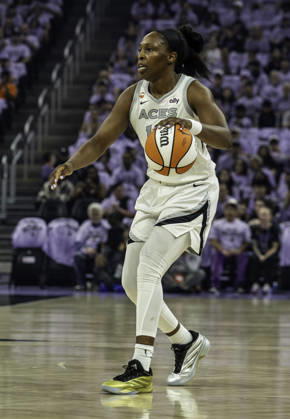 WNBA, Basketball Damen, USA Semi Finals Game 1 2026: Las Vegas Vs Golden State OCT 4 OCT 04 2026 San Francisco, CA U.S.A. Las Vegas Aces guard Chelsea Gray (12)brings the ball up court during the WNBA semifinals playoff game 1 western conference between the Las Vegas Aces and the Golden State Valkyries at the Chase Centers. Thurman James CSM (Credit Image: Â Thurman James Cal Media) San Francisco Ca USA EDITORIAL USE ONLY Copyright: xx ZUMA-20261004_zma_c04_375.jpg ThurmanxJamesx csmphotothree531736