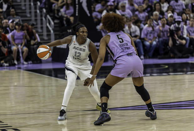 WNBA, Basketball Damen, USA Semi Finals Game 1 2026: Las Vegas Vs Golden State OCT 4 OCT 04 2026 San Francisco, CA U.S.A. Las Vegas Aces guard Chelsea Gray (12)brings the ball up court during the WNBA semifinals playoff game 1 western conference between the Las Vegas Aces and the Golden State Valkyries at the Chase Centers. Thurman James CSM (Credit Image: Â Thurman James Cal Media) San Francisco Ca USA EDITORIAL USE ONLY Copyright: xx ZUMA-20261004_zma_c04_378.jpg ThurmanxJamesx csmphotothree531737