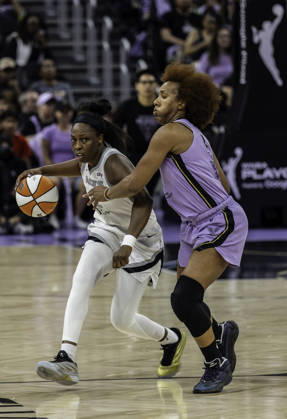 WNBA, Basketball Damen, USA Semi Finals Game 1 2026: Las Vegas Vs Golden State OCT 4 OCT 04 2026 San Francisco, CA U.S.A. Las Vegas Aces guard Chelsea Gray (12)brings the ball up court during the WNBA semifinals playoff game 1 western conference between the Las Vegas Aces and the Golden State Valkyries at the Chase Centers. Thurman James CSM (Credit Image: Â Thurman James Cal Media) San Francisco Ca USA EDITORIAL USE ONLY Copyright: xx ZUMA-20261004_zma_c04_377.jpg ThurmanxJamesx csmphotothree531738