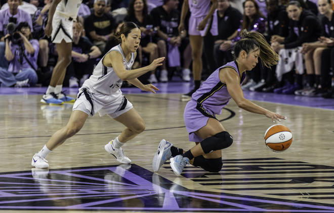 OCT 04 2026 San Francisco, CA U.S.A. Las Vegas Aces guard Mai Yamamoto (18)and Golden State Valkyries guard Kaitlyn Chen (2) battles for the ball during the WNBA, Basketball Damen, USA semifinals playoff game 1 western conference between the Las Vegas Aces and the Golden State Valkyries at the Chase Centers. CSM San Francisco USA - ZUMAc04_ 20261004_zma_c04_401 Copyright: xThurmanxJamesx