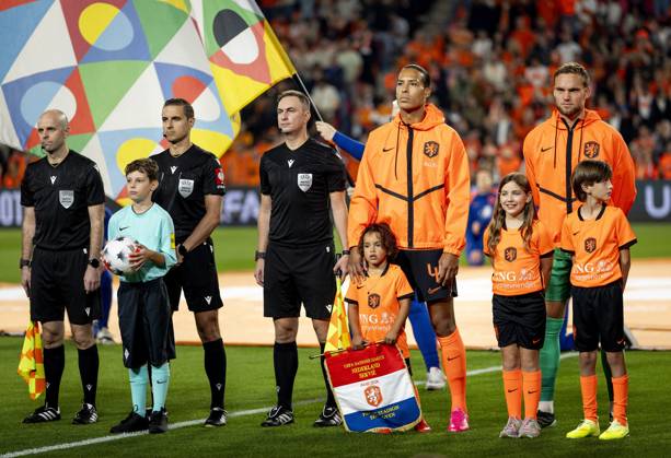 EINDHOVEN - (lr) Virgil van Dijk of the Netherlands and Netherlands goalkeeper Bart Verbruggen ahead of the UEFA Nations League match between the Netherlands and Serbia at the Philips Stadium on October 4, 2026 in Eindhoven, the Netherlands. KOEN VAN WEEL ANP xVIxANPxSportx xxANPxIVx 571572647 originalFilename: 571572647