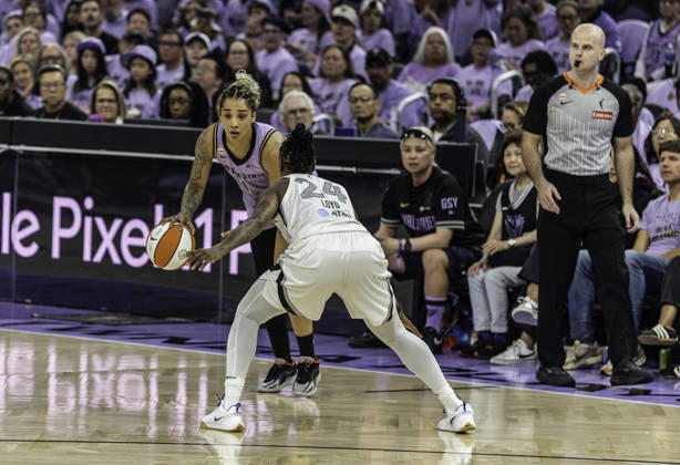 WNBA, Basketball Damen, USA Semi Finals Game 1 2026: Las Vegas Vs Golden State OCT 4 OCT 04 2026 San Francisco, CA U.S.A. Golden State Valkyries forward Gabby Williams (1)goes to the basket against Las Vegas Aces guard Jewell Loyd (24)during the WNBA semifinals playoff game 1 western conference between the Las Vegas Aces and the Golden State Valkyries at the Chase Centers. Thurman James CSM (Credit Image: Â Thurman James Cal Media) San Francisco Ca USA EDITORIAL USE ONLY Copyright: xx ZUMA-20261004_zma_c04_424.jpg ThurmanxJamesx csmphotothree531784