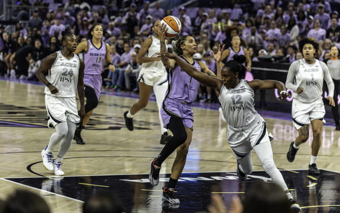 WNBA, Basketball Damen, USA Semi Finals Game 1 2026: Las Vegas Vs Golden State OCT 4 OCT 04 2026 San Francisco, CA U.S.A. Golden State Valkyries forward Gabby Williams (1)drives to the basket against Las Vegas Aces guard Chelsea Gray (12) during the WNBA semifinals playoff game 1 western conference between the Las Vegas Aces and the Golden State Valkyries at the Chase Centers. Thurman James CSM (Credit Image: Â Thurman James Cal Media) San Francisco Ca USA EDITORIAL USE ONLY Copyright: xx ZUMA-20261004_zma_c04_423.jpg ThurmanxJamesx csmphotothree531785