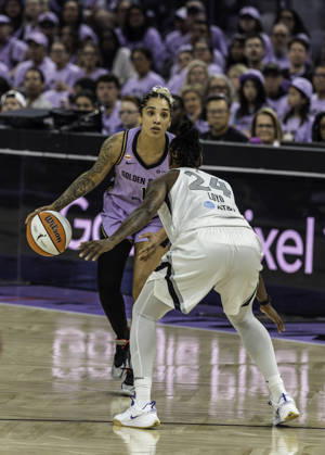 WNBA, Basketball Damen, USA Semi Finals Game 1 2026: Las Vegas Vs Golden State OCT 4 OCT 04 2026 San Francisco, CA U.S.A. Golden State Valkyries forward Gabby Williams (1)goes to the basket against Las Vegas Aces guard Jewell Loyd (24)during the WNBA semifinals playoff game 1 western conference between the Las Vegas Aces and the Golden State Valkyries at the Chase Centers. Thurman James CSM (Credit Image: Â Thurman James Cal Media) San Francisco Ca USA EDITORIAL USE ONLY Copyright: xx ZUMA-20261004_zma_c04_426.jpg ThurmanxJamesx csmphotothree531786