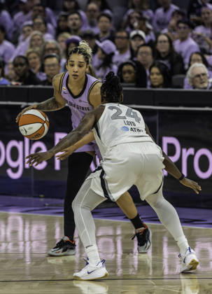 WNBA, Basketball Damen, USA Semi Finals Game 1 2026: Las Vegas Vs Golden State OCT 4 OCT 04 2026 San Francisco, CA U.S.A. Golden State Valkyries forward Gabby Williams (1)goes to the basket against Las Vegas Aces guard Jewell Loyd (24)during the WNBA semifinals playoff game 1 western conference between the Las Vegas Aces and the Golden State Valkyries at the Chase Centers. Thurman James CSM (Credit Image: Â Thurman James Cal Media) San Francisco Ca USA EDITORIAL USE ONLY Copyright: xx ZUMA-20261004_zma_c04_425.jpg ThurmanxJamesx csmphotothree531787