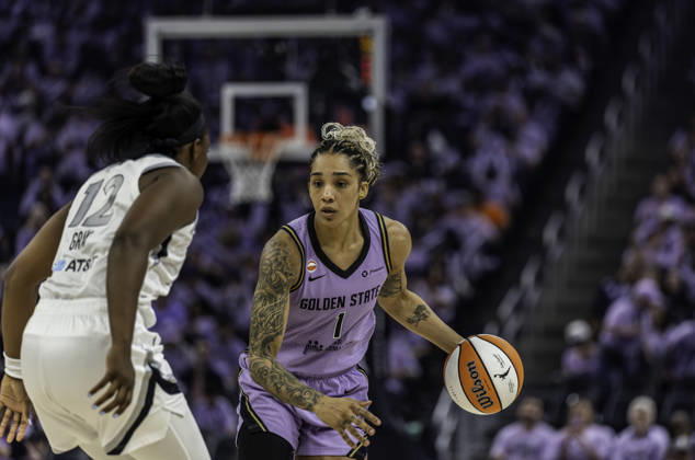WNBA, Basketball Damen, USA Semi Finals Game 1 2026: Las Vegas Vs Golden State OCT 4 OCT 04 2026 San Francisco, CA U.S.A. Golden State Valkyries forward Gabby Williams (1)brings the ball up court during the WNBA semifinals playoff game 1 western conference between the Las Vegas Aces and the Golden State Valkyries at the Chase Centers. Thurman James CSM (Credit Image: Â Thurman James Cal Media) San Francisco Ca USA EDITORIAL USE ONLY Copyright: xx ZUMA-20261004_zma_c04_434.jpg ThurmanxJamesx csmphotothree531790