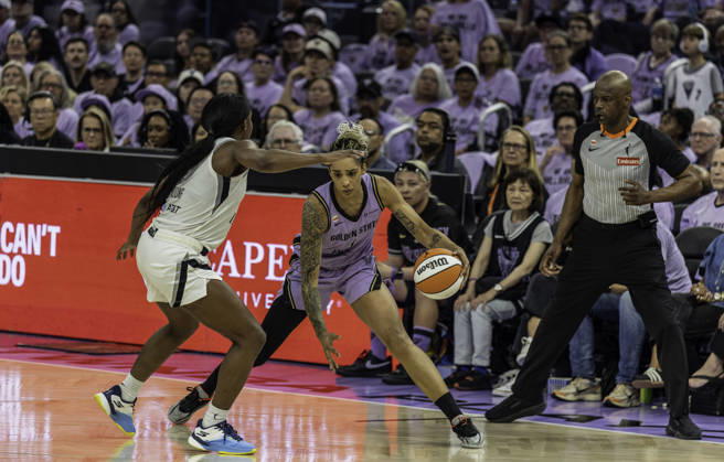 WNBA, Basketball Damen, USA Semi Finals Game 1 2026: Las Vegas Vs Golden State OCT 4 OCT 04 2026 San Francisco, CA U.S.A. Golden State Valkyries forward Gabby Williams (1)sets the play during the WNBA semifinals playoff game 1 western conference between the Las Vegas Aces and the Golden State Valkyries at the Chase Centers. Thurman James CSM (Credit Image: Â Thurman James Cal Media) San Francisco Ca USA EDITORIAL USE ONLY Copyright: xx ZUMA-20261004_zma_c04_431.jpg ThurmanxJamesx csmphotothree531793