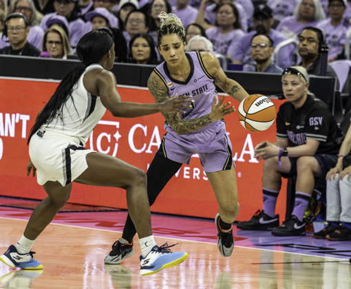 WNBA, Basketball Damen, USA Semi Finals Game 1 2026: Las Vegas Vs Golden State OCT 4 OCT 04 2026 San Francisco, CA U.S.A. Golden State Valkyries forward Gabby Williams (1)drives to the basket during the WNBA semifinals playoff game 1 western conference between the Las Vegas Aces and the Golden State Valkyries at the Chase Centers. Thurman James CSM (Credit Image: Â Thurman James Cal Media) San Francisco Ca USA EDITORIAL USE ONLY Copyright: xx ZUMA-20261004_zma_c04_429.jpg ThurmanxJamesx csmphotothree531795