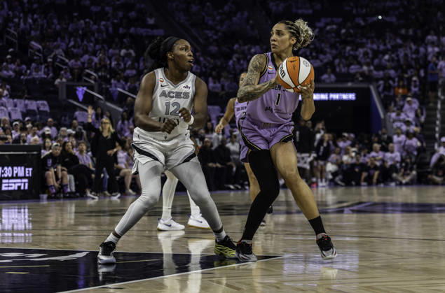 WNBA, Basketball Damen, USA Semi Finals Game 1 2026: Las Vegas Vs Golden State OCT 4 OCT 04 2026 San Francisco, CA U.S.A. Golden State Valkyries forward Gabby Williams (1)shoots the ball over Las Vegas Aces guard Chelsea Gray (12) during the WNBA semifinals playoff game 1 western conference between the Las Vegas Aces and the Golden State Valkyries at the Chase Centers. Thurman James CSM (Credit Image: Â Thurman James Cal Media) San Francisco Ca USA EDITORIAL USE ONLY Copyright: xx ZUMA-20261004_zma_c04_436.jpg ThurmanxJamesx csmphotothree531798