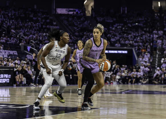 WNBA, Basketball Damen, USA Semi Finals Game 1 2026: Las Vegas Vs Golden State OCT 4 OCT 04 2026 San Francisco, CA U.S.A. Golden State Valkyries forward Gabby Williams (1)goes to the basket against Las Vegas Aces guard Chelsea Gray (12) during the WNBA semifinals playoff game 1 western conference between the Las Vegas Aces and the Golden State Valkyries at the Chase Centers. Thurman James CSM (Credit Image: Â Thurman James Cal Media) San Francisco Ca USA EDITORIAL USE ONLY Copyright: xx ZUMA-20261004_zma_c04_435.jpg ThurmanxJamesx csmphotothree531799