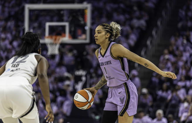 WNBA, Basketball Damen, USA Semi Finals Game 1 2026: Las Vegas Vs Golden State OCT 4 OCT 04 2026 San Francisco, CA U.S.A. Golden State Valkyries forward Gabby Williams (1)sets the play during the WNBA semifinals playoff game 1 western conference between the Las Vegas Aces and the Golden State Valkyries at the Chase Centers. Thurman James CSM (Credit Image: Â Thurman James Cal Media) San Francisco Ca USA EDITORIAL USE ONLY Copyright: xx ZUMA-20261004_zma_c04_440.jpg ThurmanxJamesx csmphotothree531801
