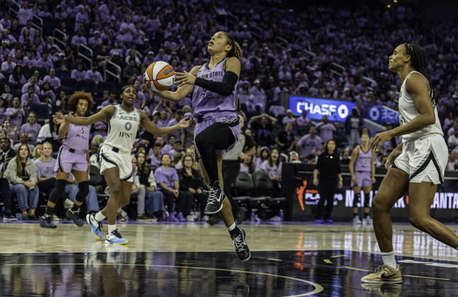WNBA, Basketball Damen, USA Semi Finals Game 1 2026: Las Vegas Vs Golden State OCT 4 OCT 04 2026 San Francisco, CA U.S.A. Golden State Valkyries guard Veronica Burton(22)drives to the basket during the WNBA semifinals playoff game 1 western conference between the Las Vegas Aces and the Golden State Valkyries at the Chase Centers. Thurman James CSM (Credit Image: Â Thurman James Cal Media) San Francisco Ca USA EDITORIAL USE ONLY Copyright: xx ZUMA-20261004_zma_c04_444.jpg ThurmanxJamesx csmphotothree531803
