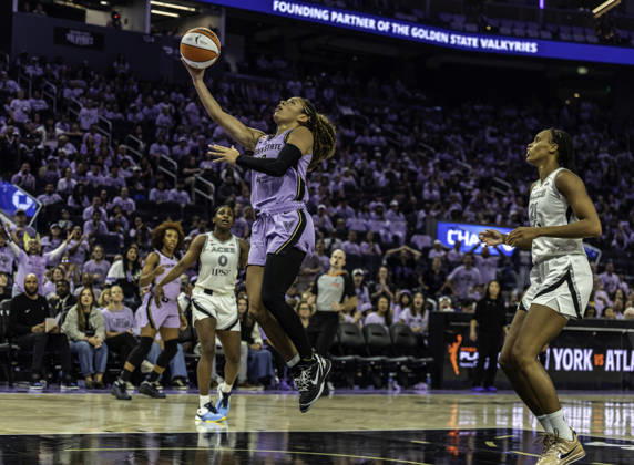WNBA, Basketball Damen, USA Semi Finals Game 1 2026: Las Vegas Vs Golden State OCT 4 OCT 04 2026 San Francisco, CA U.S.A. Golden State Valkyries guard Veronica Burton(22)drives to the basket during the WNBA semifinals playoff game 1 western conference between the Las Vegas Aces and the Golden State Valkyries at the Chase Centers. Thurman James CSM (Credit Image: Â Thurman James Cal Media) San Francisco Ca USA EDITORIAL USE ONLY Copyright: xx ZUMA-20261004_zma_c04_445.jpg ThurmanxJamesx csmphotothree531807