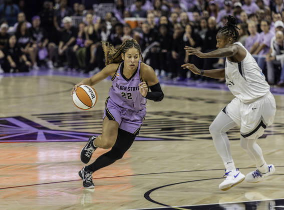 WNBA, Basketball Damen, USA Semi Finals Game 1 2026: Las Vegas Vs Golden State OCT 4 OCT 04 2026 San Francisco, CA U.S.A. Golden State Valkyries guard Veronica Burton(22)drives to the basket during the WNBA semifinals playoff game 1 western conference between the Las Vegas Aces and the Golden State Valkyries at the Chase Centers. Thurman James CSM (Credit Image: Â Thurman James Cal Media) San Francisco Ca USA EDITORIAL USE ONLY Copyright: xx ZUMA-20261004_zma_c04_448.jpg ThurmanxJamesx csmphotothree531808