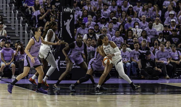 OCT 04 2026 San Francisco, CA U.S.A. Las Vegas Aces center A ja Wilson (22)battle for position in the paint during the WNBA, Basketball Damen, USA semifinals playoff game 1 western conference between the Las Vegas Aces and the Golden State Valkyries at the Chase Centers. CSM WNBA Semi Finals Game 1 2026: Las Vegas Vs Golden State OCT 4 - ZUMAc04_ 20261004_zma_c04_459 Copyright: xThurmanxJamesx