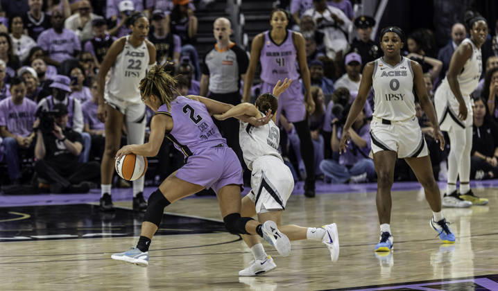 OCT 04 2026 San Francisco, CA U.S.A. Las Vegas Aces guard Mai Yamamoto (18)and Golden State Valkyries guard Kaitlyn Chen (2) collide on the court during the WNBA, Basketball Damen, USA semifinals playoff game 1 western conference between the Las Vegas Aces and the Golden State Valkyries at the Chase Centers. CSM San Francisco USA - ZUMAc04_ 20261004_zma_c04_461 Copyright: xThurmanxJamesx