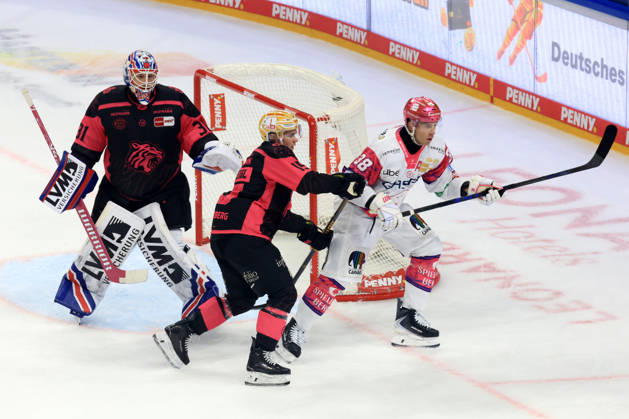 October 4, 2026, GER, DEU, Germany, Ice Hockey: Yannick Veilleux, Eisbären Berlin 38; Niklas Treutle, Ice Tigers 31; Nikolaus Heigl, Ice Tigers 15; nordphoto GmbH, Engler Berlin, Uber Arena Berlin, Germany Copyright: xNordphotox xEnglerx