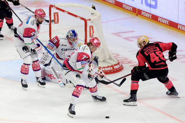 October 4, 2026, GER, DEU, Germany, Ice Hockey: Jonas Neffin, Eisbären Berlin 75; Eric Hoerdler, Eisbären Berlin 77; Adam Smith, Eisbären Berlin 4; JAKE USTORF, Ice Tigers 48; nordphoto GmbH Engler Berlin; Uber Arena Berlin, Germany Copyright: xNordphotox xEnglerx