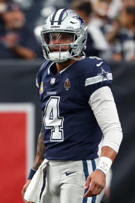 HOUSTON, TX - OCTOBER 04: Quarterback Dak Prescott 4 of the Dallas Cowboys on the field for warmups ahead of the NFL, American Football Herren, USA football game between the Houston Texans and Dallas Cowboys on October 4, 2026, at Reliant Stadium in Houston, TX. (Photo by David Buono Icon Sportswire) NFL: OCT 04 Cowboys at Texans EDITORIAL USE ONLY Icon241004078