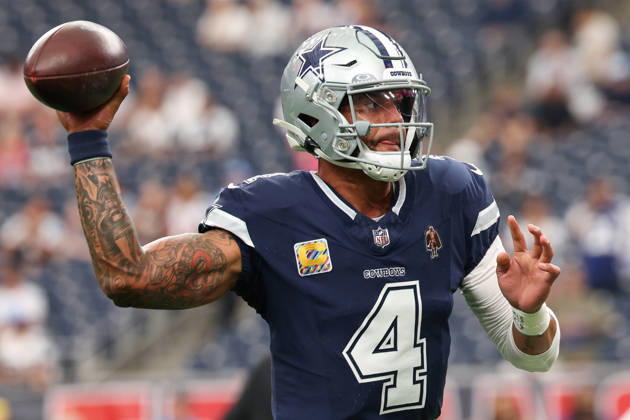 HOUSTON, TX - OCTOBER 04: Quarterback Dak Prescott 4 of the Dallas Cowboys warms up ahead of the NFL, American Football Herren, USA football game between the Houston Texans and Dallas Cowboys on October 4, 2026, at Reliant Stadium in Houston, TX. (Photo by David Buono Icon Sportswire) NFL: OCT 04 Cowboys at Texans EDITORIAL USE ONLY Icon241004081