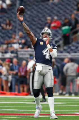 HOUSTON, TX - OCTOBER 04: Quarterback Dak Prescott 4 of the Dallas Cowboys warms up ahead of the NFL, American Football Herren, USA football game between the Houston Texans and Dallas Cowboys on October 4, 2026, at Reliant Stadium in Houston, TX. (Photo by David Buono Icon Sportswire) NFL: OCT 04 Cowboys at Texans EDITORIAL USE ONLY Icon241004083