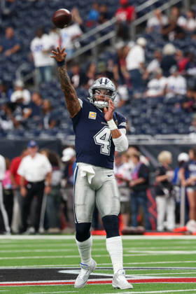 HOUSTON, TX - OCTOBER 04: Quarterback Dak Prescott 4 of the Dallas Cowboys warms up ahead of the NFL, American Football Herren, USA football game between the Houston Texans and Dallas Cowboys on October 4, 2026, at Reliant Stadium in Houston, TX. (Photo by David Buono Icon Sportswire) NFL: OCT 04 Cowboys at Texans EDITORIAL USE ONLY Icon241004084