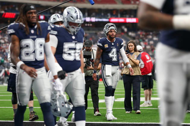 HOUSTON, TX - OCTOBER 04: Quarterback Dak Prescott 4 of the Dallas Cowboys walks off the field after warmups ahead of the NFL, American Football Herren, USA football game between the Houston Texans and Dallas Cowboys on October 4, 2026, at Reliant Stadium in Houston, TX. (Photo by David Buono Icon Sportswire) NFL: OCT 04 Cowboys at Texans EDITORIAL USE ONLY Icon241004098