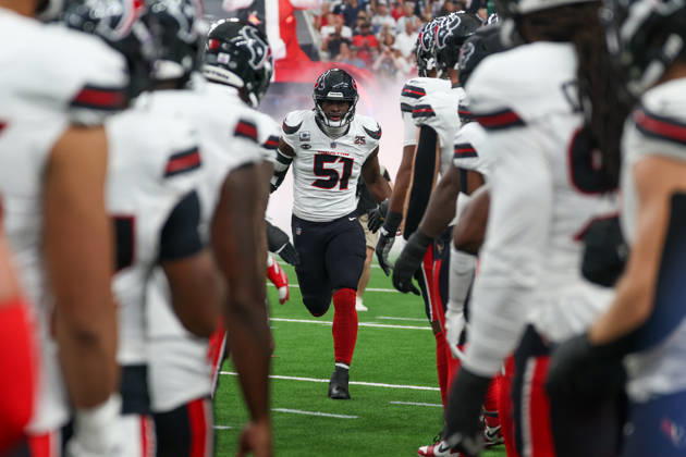 HOUSTON, TX - OCTOBER 04: Defensive end Will Anderson Jr. 51 of the Houston Texans gets high fives from teammates as he runs onto the field ahead the NFL, American Football Herren, USA football game between the Houston Texans and Dallas Cowboys on October 4, 2026, at Reliant Stadium in Houston, TX. (Photo by David Buono Icon Sportswire) NFL: OCT 04 Cowboys at Texans EDITORIAL USE ONLY Icon241004115