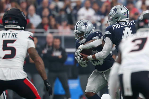 HOUSTON, TX - OCTOBER 04: Quarterback Dak Prescott 4 of the Dallas Cowboys hands the ball off to running back Javonte Williams 33 of the Dallas Cowboys during the NFL, American Football Herren, USA football game between the Houston Texans and Dallas Cowboys on October 4, 2026, at Reliant Stadium in Houston, TX. (Photo by David Buono Icon Sportswire) NFL: OCT 04 Cowboys at Texans EDITORIAL USE ONLY Icon241004154