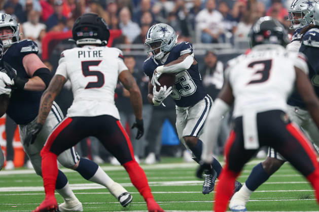 HOUSTON, TX - OCTOBER 04: Running back Javonte Williams 33 of the Dallas Cowboys runs with the ball during the NFL, American Football Herren, USA football game between the Houston Texans and Dallas Cowboys on October 4, 2026, at Reliant Stadium in Houston, TX. (Photo by David Buono Icon Sportswire) NFL: OCT 04 Cowboys at Texans EDITORIAL USE ONLY Icon241004155