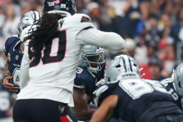 HOUSTON, TX - OCTOBER 04: Running back Javonte Williams 33 of the Dallas Cowboys takes a handoff during the NFL, American Football Herren, USA football game between the Houston Texans and Dallas Cowboys on October 4, 2026, at Reliant Stadium in Houston, TX. (Photo by David Buono Icon Sportswire) NFL: OCT 04 Cowboys at Texans EDITORIAL USE ONLY Icon241004217
