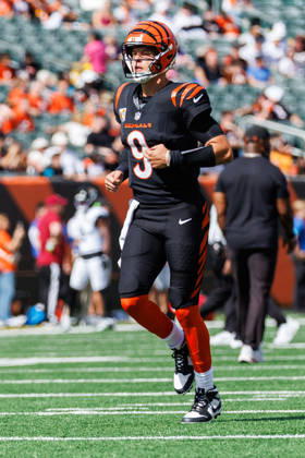 Oct 4, 2026; Cincinnati, OH, USA; Cincinnati Bengals quarterback Joe Burrow (9) during pregame of NFL, American Football Herren, USA game action against the Jacksonville Jaguars at Paycor Stadium. Mandatory Credit: -Cal Media - ZUMAc04_ 20261004_zma_c04_467 Copyright: xJohnxMersitsx