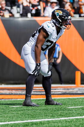 Oct 4, 2026; Cincinnati, OH, USA; Jacksonville Jaguars running back Bhayshul Tuten (33) during NFL, American Football Herren, USA game action against the Cincinnati Bengals at Paycor Stadium. Mandatory Credit: -Cal Media - ZUMAc04_ 20261004_zma_c04_505 Copyright: xJohnxMersitsx