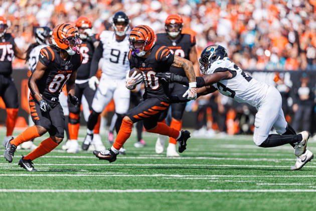 Oct 4, 2026; Cincinnati, OH, USA; Cincinnati Bengals running back Chase Brown (30) runs with the ball as Jacksonville Jaguars linebacker Foye Oluokun (23) pursues during NFL, American Football Herren, USA game action at Paycor Stadium. Mandatory Credit: -Cal Media NFL 2026: Jaguars Vs Bengals OCT 04  - ZUMAc04_ 20261004_zma_c04_544 Copyright: xJohnxMersitsx